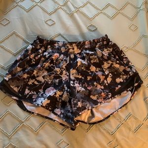 Lululemon Hotty Hot shorts 2.5” size 6